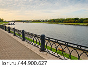 Вид на Волгу на закате ранней осенью. Город Тверь. Россия. Редакционное фото, фотограф E. O. / Фотобанк Лори