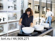 Man looking to buy new bathroom sink in harware store. Стоковое фото, фотограф Яков Филимонов / Фотобанк Лори