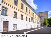 Район Хитровка, жилой дом,  Хитровский переулок, Хитровская площадь, Москва (2023 год). Стоковое фото, фотограф Baturina Yuliya / Фотобанк Лори