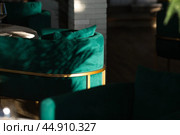 Stylish table setting. Glass glasses, plates, cutlery on the table. Wedding service, reception at the dining table. A birthday, a baptism, a festive event. Стоковое фото, фотограф Photojuli / Фотобанк Лори