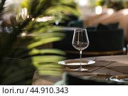 Stylish table setting. Glass glasses, plates, cutlery on the table. Wedding service, reception at the dining table. A birthday, a baptism, a festive event. Стоковое фото, фотограф Photojuli / Фотобанк Лори