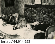 Молодая женщина лежит на боку в кровати. Стоковое фото, фотограф Retro / Фотобанк Лори