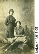 Кабинетный портрет двух женщин в природных декорациях. Стоковое фото, фотограф Retro / Фотобанк Лори