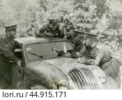 Советские офицеры-летчики, около трофейного автомобиля "Steyr 50" в середине 1940-х годов. Стоковое фото, фотограф Retro / Фотобанк Лори