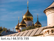 Russia, Pereslavl-Zalessky. St. Nicholas Monastery, Godenovsky Cross, St. Nicholas Cathedral on the summer day. The Forerunner Church. Стоковое фото, фотограф Photojuli / Фотобанк Лори