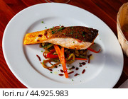 Baked salmon with sauteed vegetables. Стоковое фото, фотограф Яков Филимонов / Фотобанк Лори
