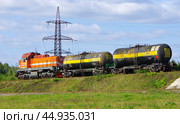 Тепловоз ТГМ4Б-УГМК-0957 с цистернами для серной кислоты на промышленной станции Электролитная, город Верхняя Пышма (2024 год). Редакционное фото, фотограф Алексей Иванов / Фотобанк Лори