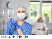 Young doctor with mask and syringe. Стоковое фото, фотограф Яков Филимонов / Фотобанк Лори