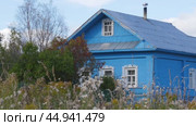 An old wooden house in a Russian village. Стоковое видео, видеограф Виктор Тихонов / Фотобанк Лори
