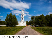 Высокая башня-колокольня высотой 60 метров. Пустынский Свято-Успенский мужской монастырь. Мстиславский район. Могилевская область. Беларусь (2024 год). Стоковое фото, фотограф Сергей Афанасьев / Фотобанк Лори