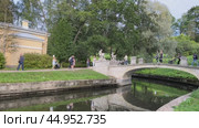 PAVLOVSK, SAINT PETERSBURG, RUSSIA- September 14, 2024: Video of park near Pavlovsk Palace with historical bridge from 1796 with sculptures of centaurs across Slavyanka River at sunny summar day. Редакционное видео, видеограф Виктория Катьянова / Фотобанк Лори