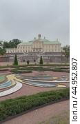 LOMONOSOV, SAINT PETERSBURG, RUSSIA - September 16, 2024: Vertical video of Grand Menshikov Palace and beautiful regular ornamental Lower Garden in Oranienbaum Park on summer day. Famous city landmark. Редакционное видео, видеограф Виктория Катьянова / Фотобанк Лори