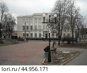 Черниговское региональное управление Нацбанка Украины в центре города Чернигов, Украина. Пасмурный весенний день. Редакционное фото, фотограф Александр Кузнецов / Фотобанк Лори
