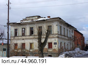 Руины жилого дома купца Войтехова. Невьянск, улица Кирова, 18 (2019 год). Редакционное фото, фотограф Алексей Иванов / Фотобанк Лори