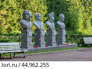 Бюсты героев Советского Союза (Серов В.Г, Царёв А.В, Буфетов. С.И, Егоров П.В). Мемориал воинской славы. Город Зеленогорск. Курортный район Санкт-Петербурга (2024 год). Редакционное фото, фотограф Румянцева Наталия / Фотобанк Лори