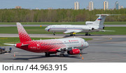 Два самолета Сухой SuperJet 100-95B "Майкоп" (RA-89174) и  Ту-154Б-2 (RA-85605) в аэропорту Пулково солнечным майским днем. Санкт-Петербург (2022 год). Редакционное фото, фотограф Виктор Карасев / Фотобанк Лори