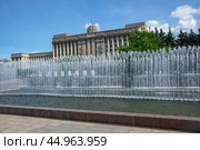 Фонтан у здания Дома Советов на Московской площади, Санкт-Петербург (2024 год). Редакционное фото, фотограф Анна Карасева / Фотобанк Лори