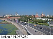 Красивый вид на Московский Кремль и Москворецкую набережную в Москве, Россия (2024 год). Редакционное фото, фотограф Елена Коромыслова / Фотобанк Лори