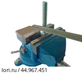 Голубые тиски на белом фоне. Blue vise on a white background. Стоковое фото, фотограф Татьяна Д / Фотобанк Лори