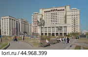 Москва, Манежная площадь, Охотный ряд, Манежная площадь. Отель Four Seasons Hotel. Здание Государственной думы. Отдыхающие люди, стильные фонари. Лето. Редакционное видео, видеограф Сергей Никифоров-Гордеев / Фотобанк Лори