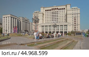Москва, Охотный ряд, Манежная площадь. Вид на отель Four Seasons Hotel. Здание Государственной думы. Гуляющие люди, фонтаны, стильные фонари. Лето. Фонтаны и стильные фонари. Редакционное видео, видеограф Сергей Никифоров-Гордеев / Фотобанк Лори