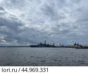 Вид на военные корабли. Петровская (Зимняя) пристань, Средняя гавань. Город Кронштадт, Россия. Редакционное фото, фотограф Щеголева Ольга / Фотобанк Лори