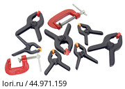 Пластмассовые и металлические зажимы на белом фоне. Plastic and metal clamp on a white background. Стоковое фото, фотограф Татьяна Д / Фотобанк Лори