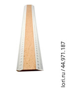 Деревянная линейка на белом фоне. Wood ruler isolated over white background. Стоковое фото, фотограф Татьяна Д / Фотобанк Лори