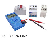 Цифровой мультиметр и автоматический электрический выключатель. Digital multimeter and circuit breakers with wires. Стоковое фото, фотограф Татьяна Д / Фотобанк Лори