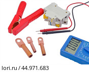 Цифровой мультиметр и автоматический электрический выключатель. Digital multimeter and circuit breakers with wires. Стоковое фото, фотограф Татьяна Д / Фотобанк Лори