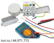 Цифровой мультиметр и автоматический электрический выключатель. Digital multimeter and circuit breakers with wires. Стоковое фото, фотограф Татьяна Д / Фотобанк Лори