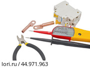 Цифровой мультиметр и автоматический электрический выключатель. Digital multimeter and circuit breakers with wires. Стоковое фото, фотограф Татьяна Д / Фотобанк Лори