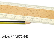 Деревянная линейка и карандаш на белом фоне. Wooden ruler and pencil on a white background. Стоковое фото, фотограф Татьяна Д / Фотобанк Лори