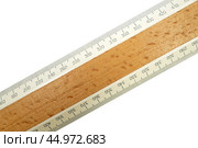 Деревянная линейка на белом фоне. Wood ruler isolated over white background. Стоковое фото, фотограф Татьяна Д / Фотобанк Лори