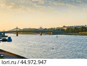 Вид на Волгу и Староволжский мост на закате. Ранняя осень. Город Тверь. Россия. Редакционное фото, фотограф E. O. / Фотобанк Лори
