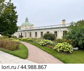 LOMONOSOV, SAINT PETERSBURG, RUSSIA - September 16, 2024: View of south courtyard of Grand Menshikov Palace on beautiful Oranienbaum Park on summer day. Famous city landmark. Редакционное фото, фотограф Виктория Катьянова / Фотобанк Лори