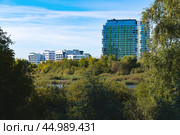 Пейзаж с видом на реку и дома. Вид на Жилой комплекс ФизтехСити. Москва, метро Физтех. Долгопрудный. Стоковое фото, фотограф MК / Фотобанк Лори