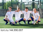 Youth football players sitting on field. Стоковое фото, фотограф Яков Филимонов / Фотобанк Лори