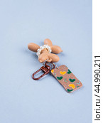 Funny beige dog keychain on desk with stationery. Стоковое фото, фотограф Виталий Сова / Фотобанк Лори
