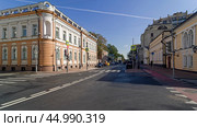 Старый особняк на пересечении Большой Никитской улицы и Скарятинского переулка, Москва. Сейчас в здании расположено посольство Испании. Солнечный день в сентябре. Редакционное фото, фотограф Сергей Рыбин / Фотобанк Лори
