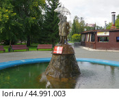 Фонтан "Дети под зонтиком". Городской сад имени Пушкина, город Челябинск (2024 год). Редакционное фото, фотограф Алексей Иванов / Фотобанк Лори