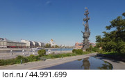 Москва. Памятник Петру Первому на Крымской набережной. По Москве-реке проплывает белый речной прогулочный теплоход. Вдали Храм Христа Спасителя. По набережной гуляют люди. Редакционное видео, видеограф Сергей Никифоров-Гордеев / Фотобанк Лори