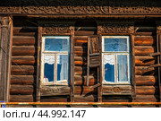 Полуразрушенные деревянные ставни на окнах. Стоковое фото, фотограф Илья Старков / Фотобанк Лори