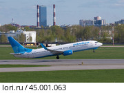 Самолет Boeing 737-800 (RA-73235) авиакомпании "Победа" на взлете солнечным майским днем. Аэропорт Пулково (2022 год). Редакционное фото, фотограф Виктор Карасев / Фотобанк Лори
