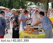 Продажа меда на ярмарке (2024 год). Редакционное фото, фотограф Ольга Дмитренко / Фотобанк Лори
