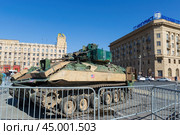 Трофейная военная техника НАТО, подбитая  боевая машина пехоты Бредли М2А2 армии США, на выставке, Площадь Павших Борцов, Волгоград, Россия. Редакционное фото, фотограф Андрей Цыганков / Фотобанк Лори