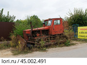 Старый гусеничный трактор, бульдозер Т-4АП в ожидании ремонта. Городищенский район, Волгоградская область, Россия (2023 год). Редакционное фото, фотограф Андрей Цыганков / Фотобанк Лори