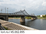 Вид на Староволжский мост со стороны набережной Михаила Ярославича в осенний день. Тверь. Россия. Редакционное фото, фотограф E. O. / Фотобанк Лори