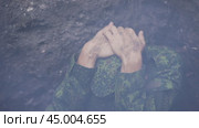 A soldier under artillery fire. Стоковое видео, видеограф Илья Шаматура / Фотобанк Лори