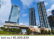 Colombo downtown street view with skyscrapers under blue sky (2021 год). Редакционное фото, фотограф EugeneSergeev / Фотобанк Лори